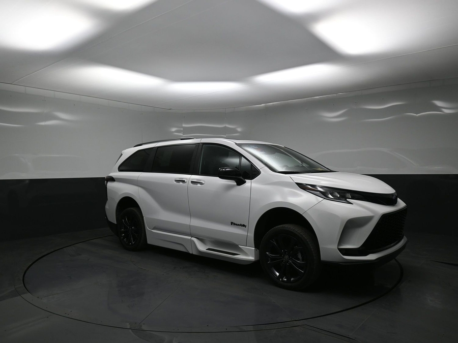 New 2025 Toyota Sienna Hybrid XSE Sport - BraunAbility Side Entry Entry In Floor Automatic Ramp