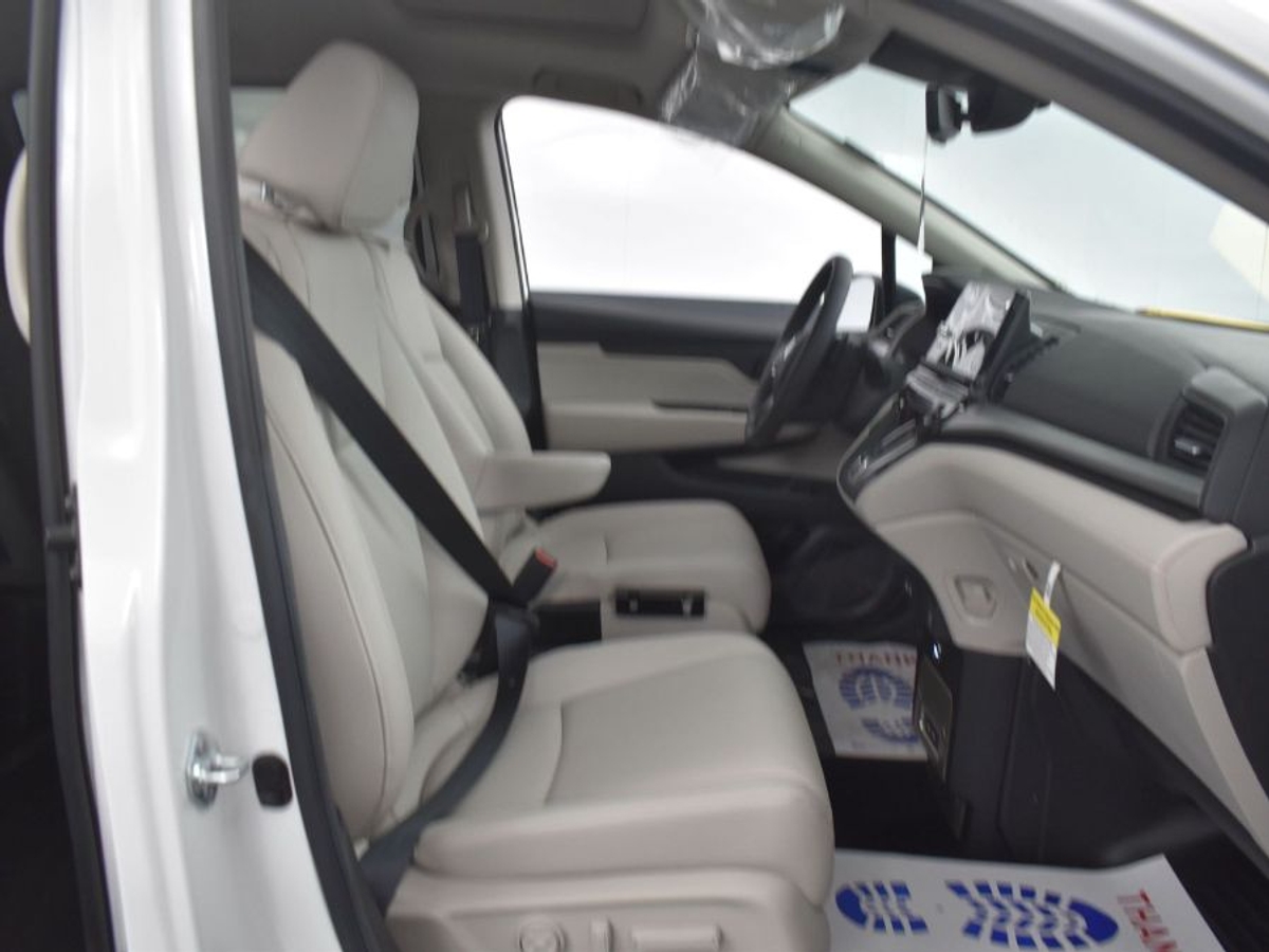 White Honda Odyssey image number 8