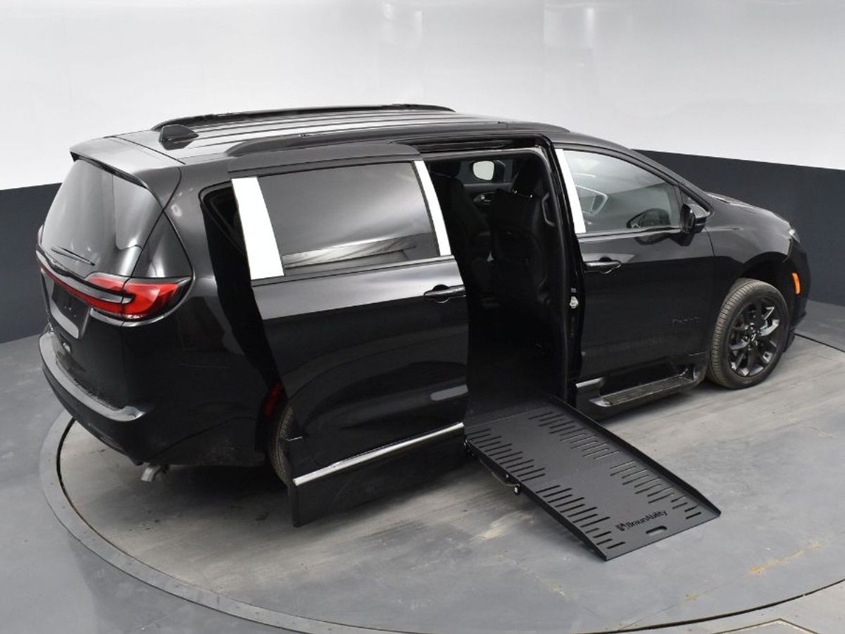 Black Chrysler Pacifica image number 16