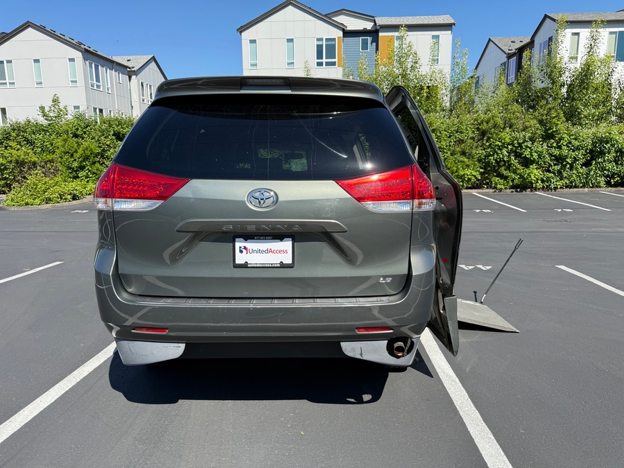 Used 2013 Toyota Sienna LE - VMI Side Entry Entry In Floor Manual Ramp