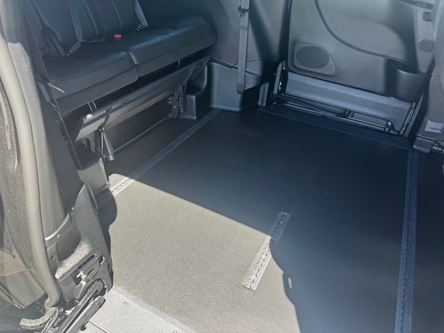 Black Chrysler Pacifica image number 8