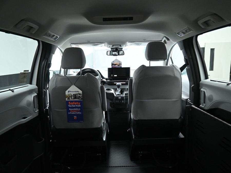 New 2026 Toyota Sienna Hybrid LE - BraunAbility Side Entry Entry Fold Out Automatic Ramp