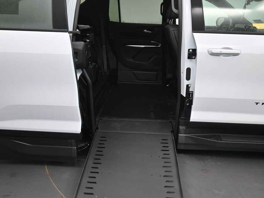 New 2026 Chevrolet Traverse 1LT Midnight - BraunAbility Side Entry In Floor Automatic Ramp