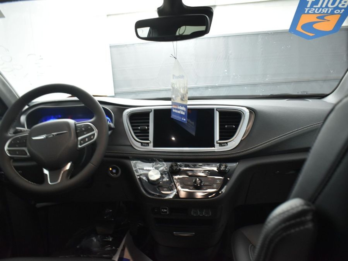 Black Chrysler Pacifica image number 12