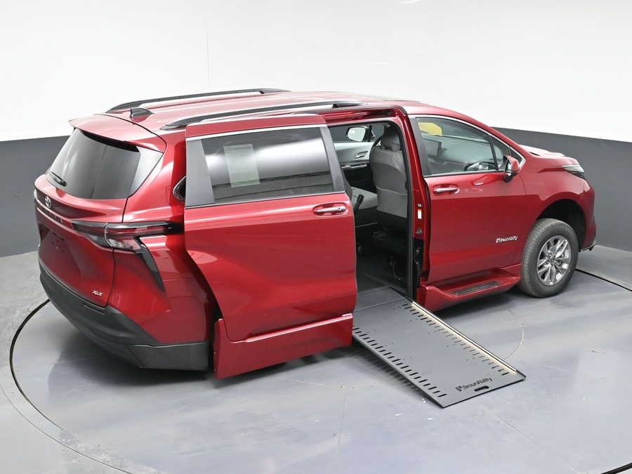 New 2026 Toyota Sienna Hybrid XLE Base - BraunAbility Side Entry In Floor Automatic Ramp