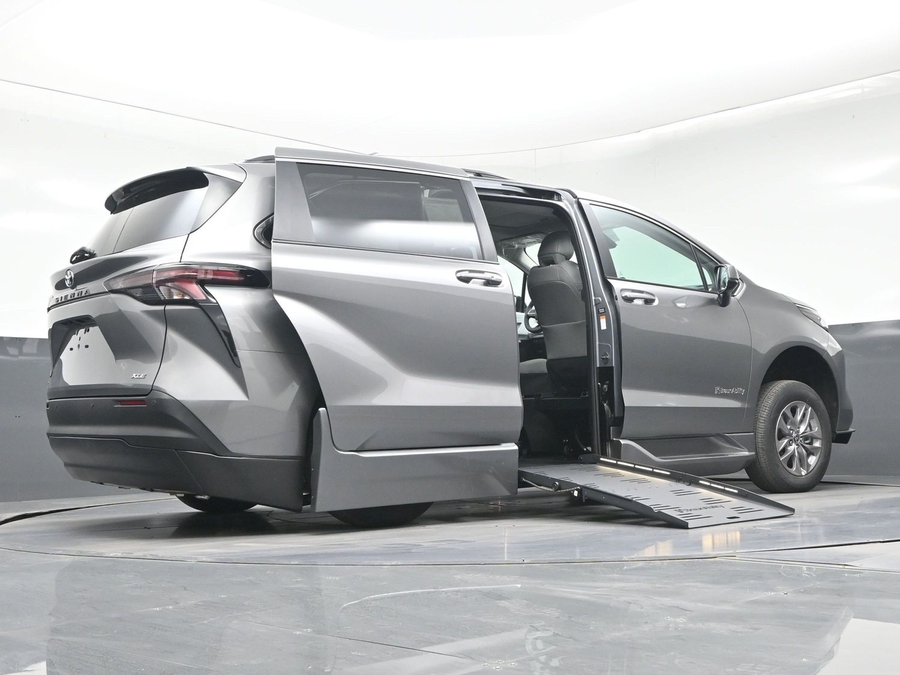 New 2026 Toyota Sienna Hybrid XLE Base - BraunAbility Side Entry Entry Fold Out Automatic Ramp