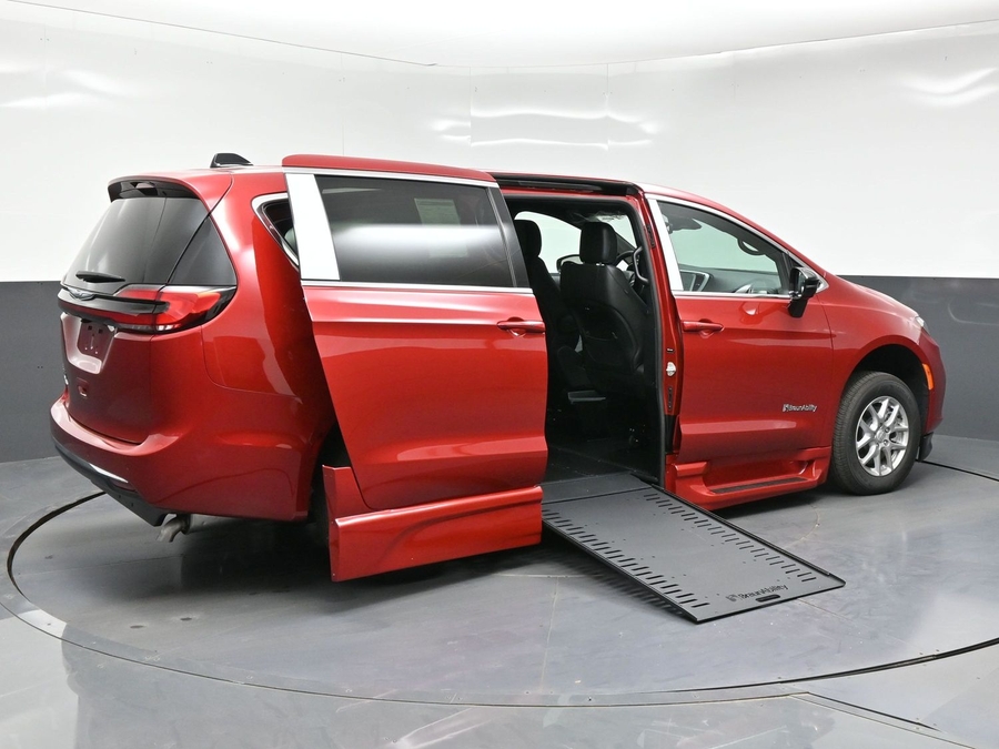 New 2026 Chrysler Pacifica Select Safety - BraunAbility Side Entry In Floor Automatic Ramp
