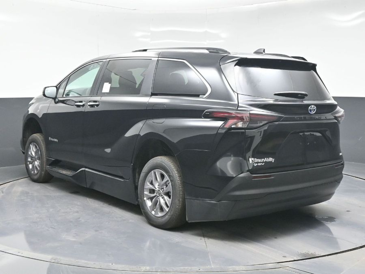 Black Toyota Sienna image number 1