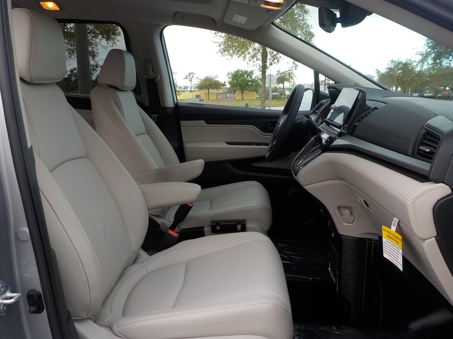 Silver Honda Odyssey image number 38