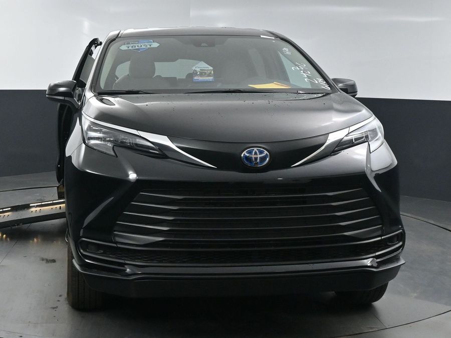 New 2025 Toyota Sienna Hybrid LE - BraunAbility Side Entry Entry Fold Out Automatic Ramp