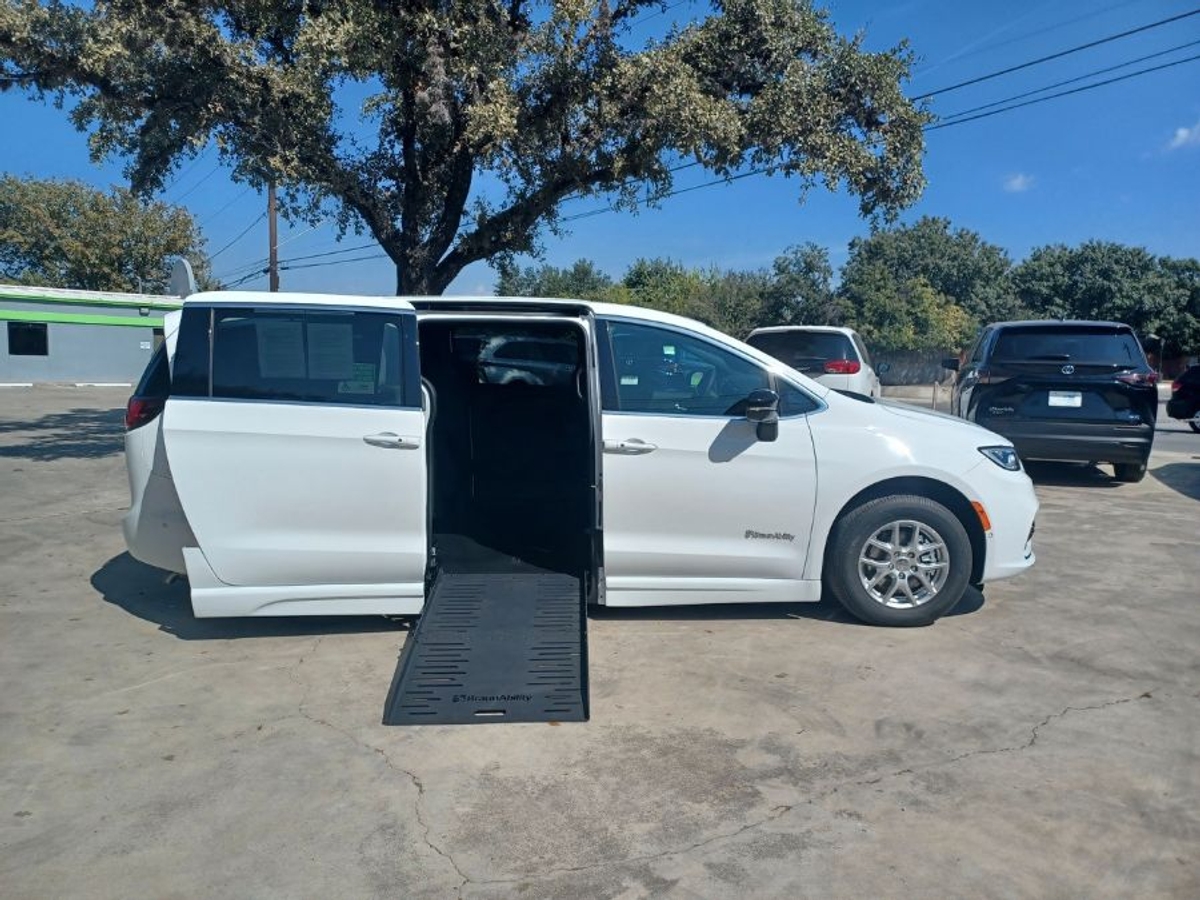 White Chrysler Pacifica image number 1