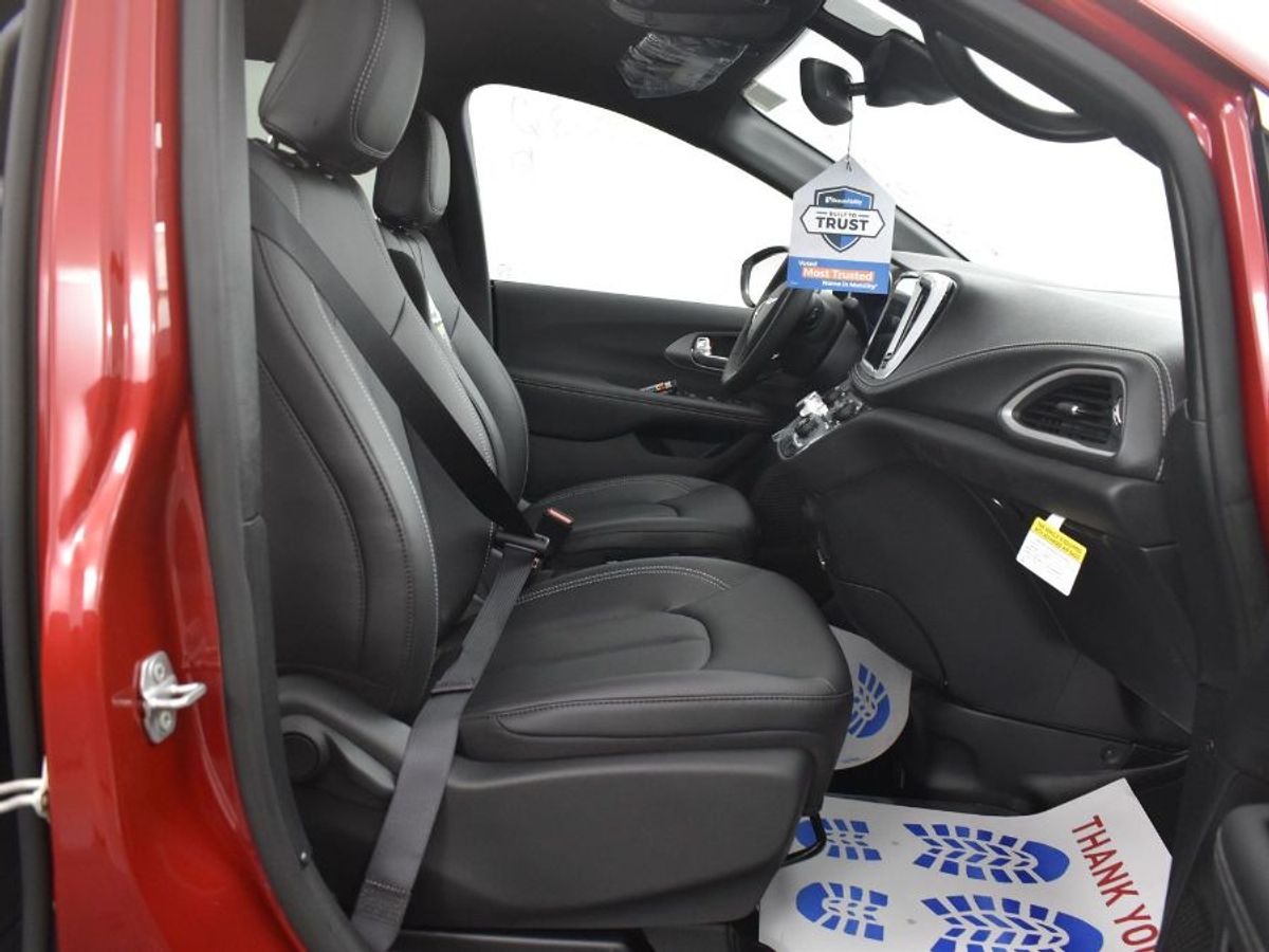 2025 CHRYSLER PACIFICA - Image 9