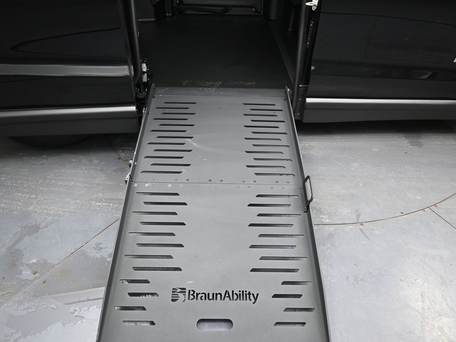 Black Chrysler Voyager image number 9