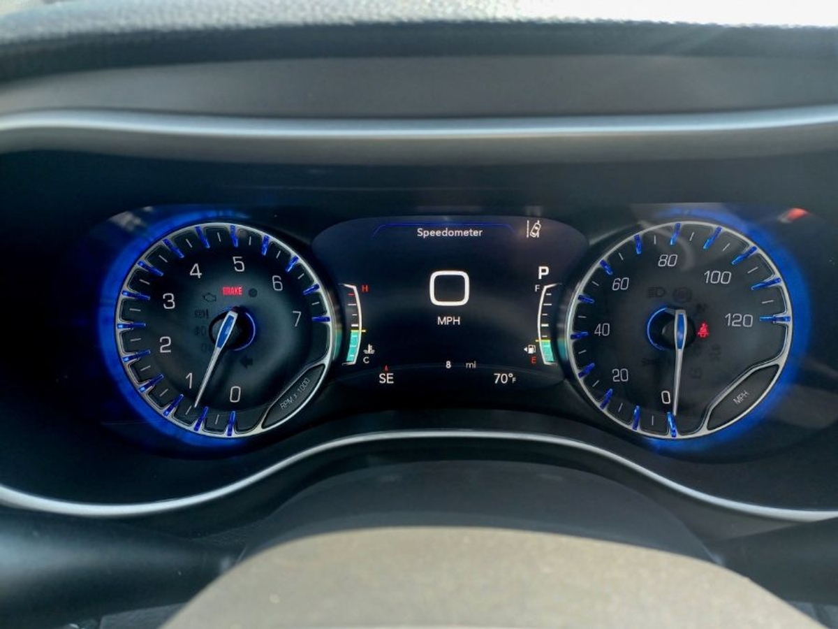 White Chrysler Pacifica image number 15