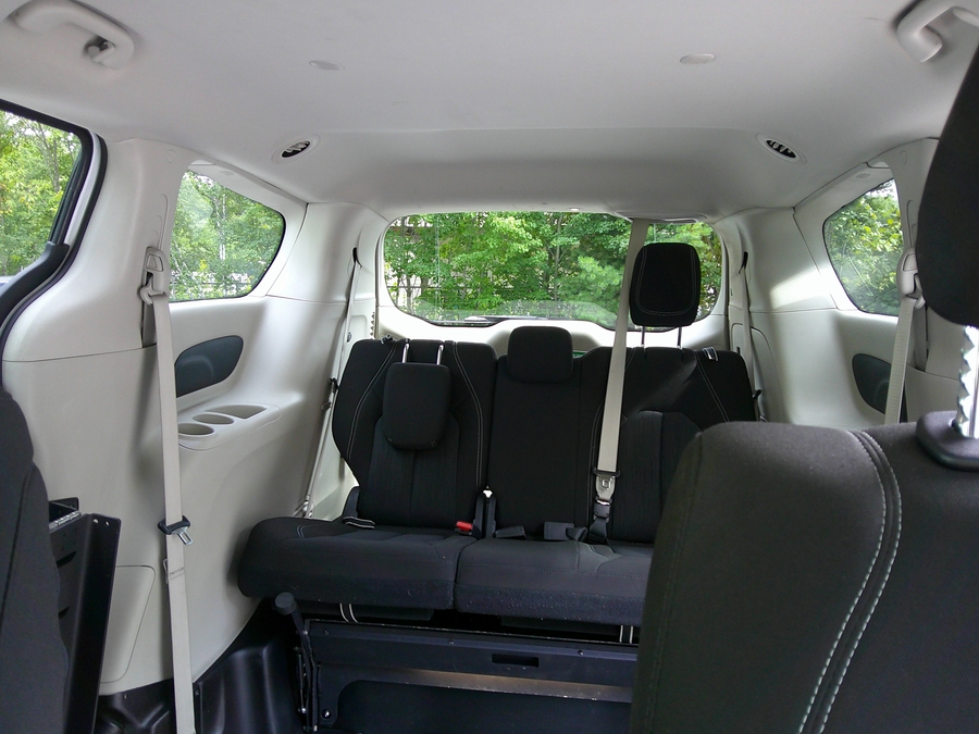 White Chrysler Voyager image number 17