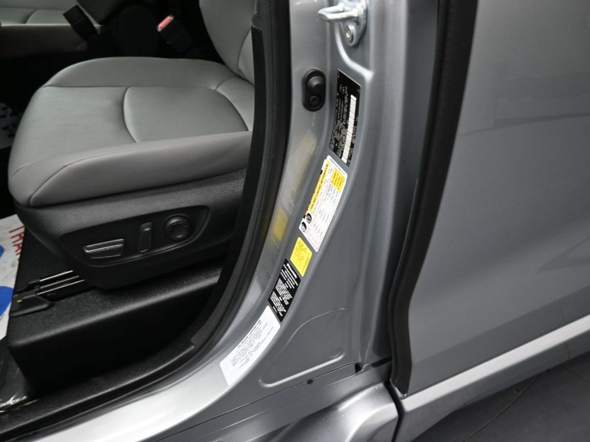 Silver Toyota Sienna image number 16