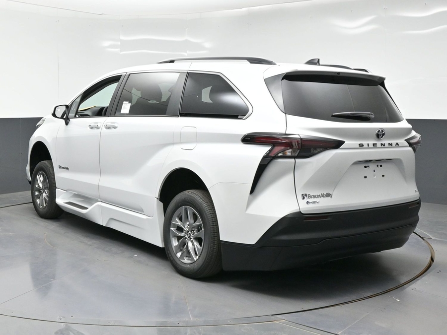 New 2026 Toyota Sienna Hybrid XLE Base - BraunAbility Side Entry Entry Fold Out Automatic Ramp