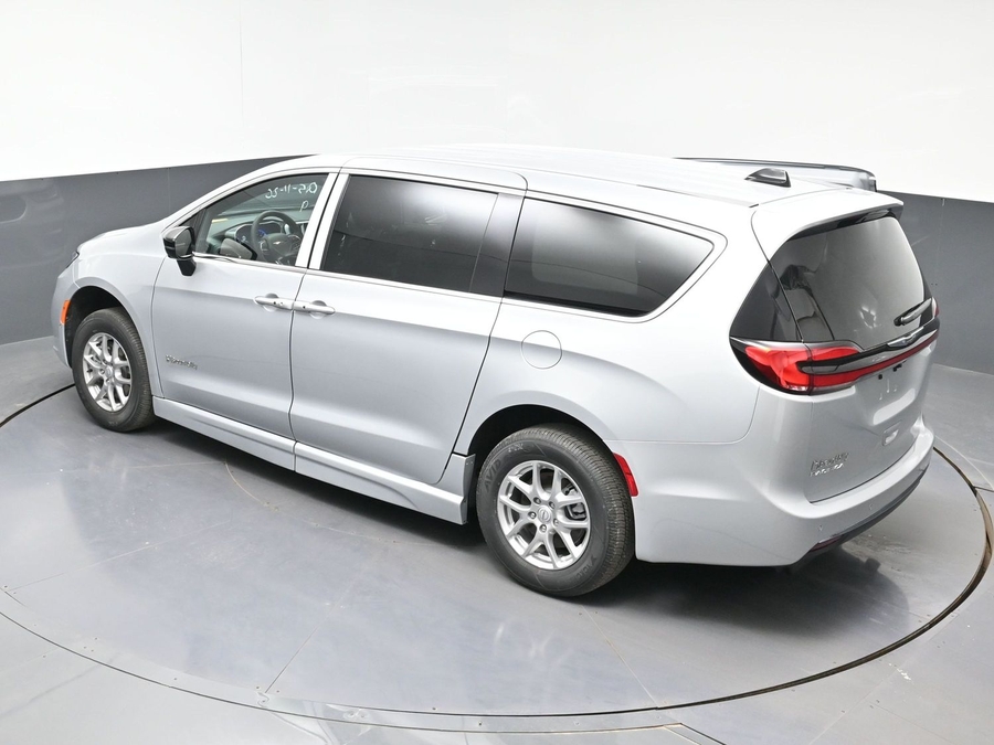 Silver Chrysler Pacifica image number 21