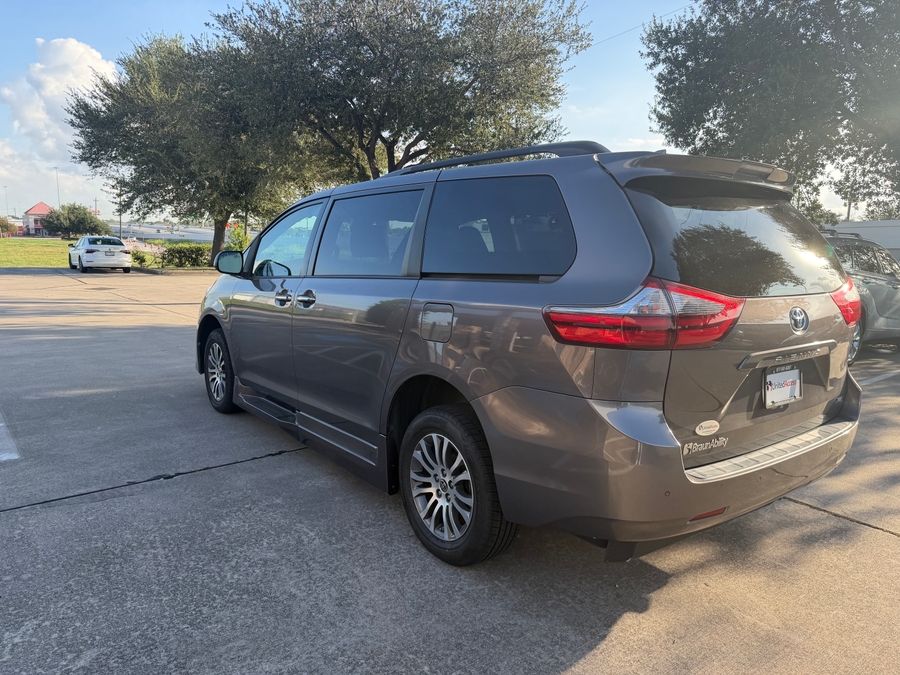 Used 2020 Toyota Sienna XLE - BraunAbility Side Entry Fold Out Automatic Ramp