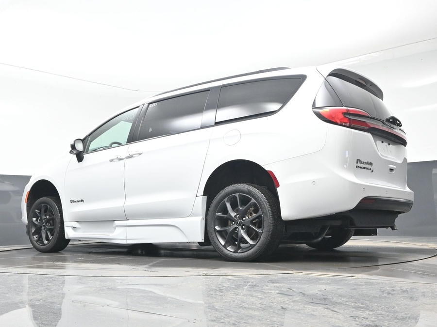 Used 2023 Chrysler Pacifica Touring L - BraunAbility Side Entry Entry Fold Out Automatic Ramp