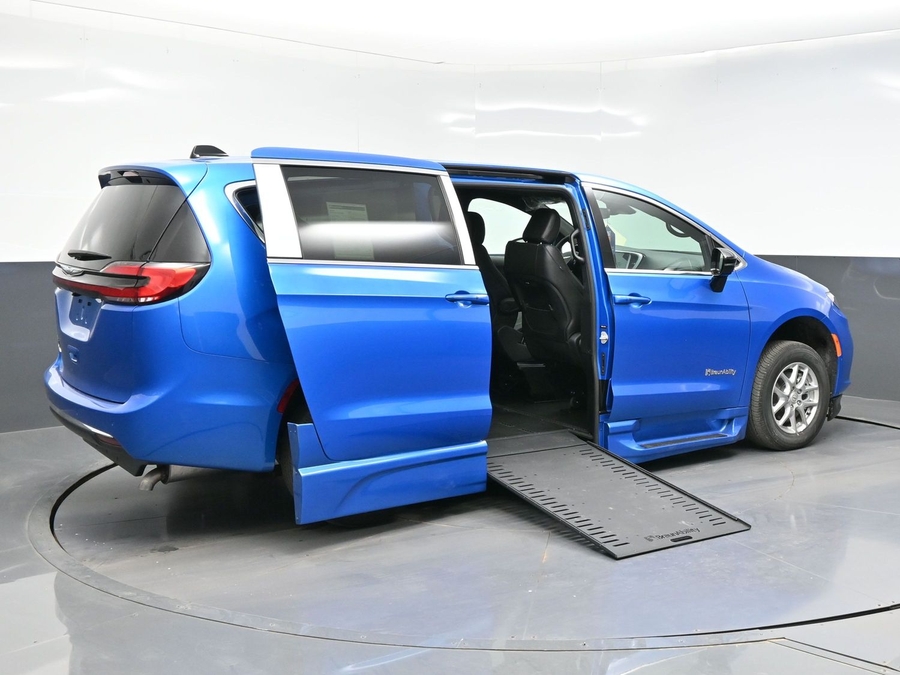 Blue Chrysler Pacifica image number 6