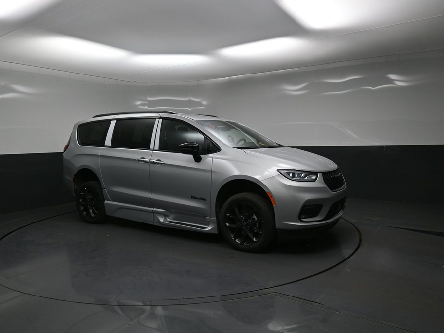 New 2026 Chrysler Pacifica Select Sport - BraunAbility Side Entry In Floor Automatic Ramp