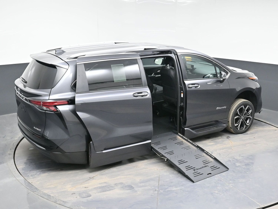 Grey Toyota Sienna image number 25
