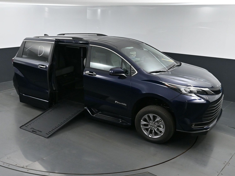 New 2025 Toyota Sienna Hybrid XLE Plus - BraunAbility Side Entry Entry In Floor Automatic Ramp
