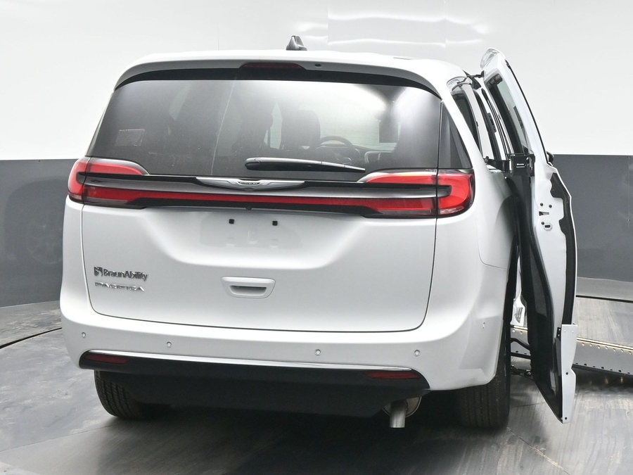 White Chrysler Pacifica image number 5