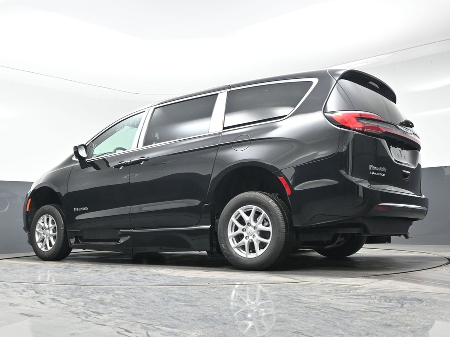 New 2026 Chrysler Pacifica Select Plus - BraunAbility Side Entry In Floor Automatic Ramp