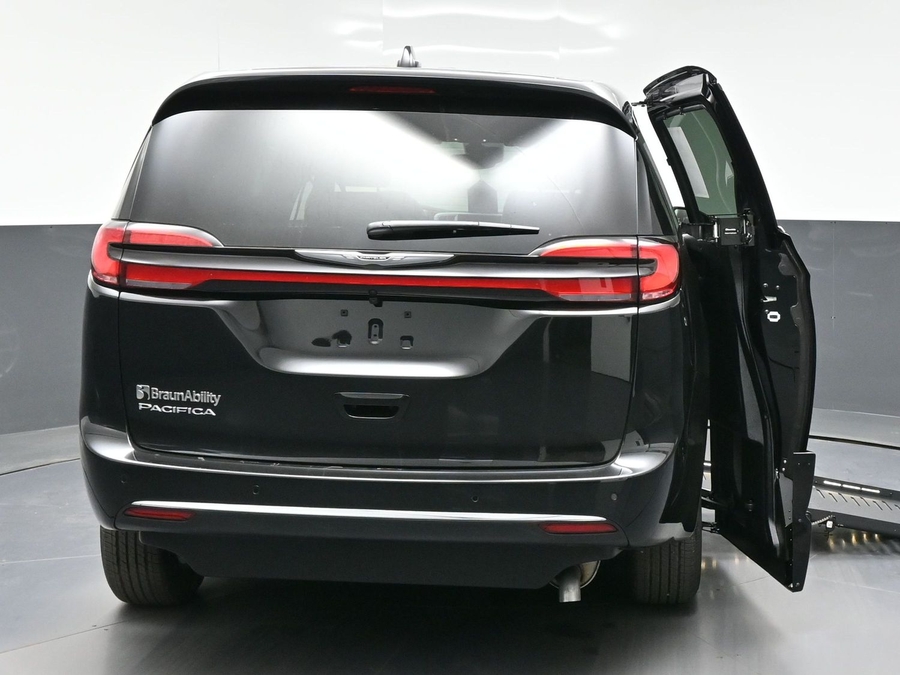 Black Chrysler Pacifica image number 5