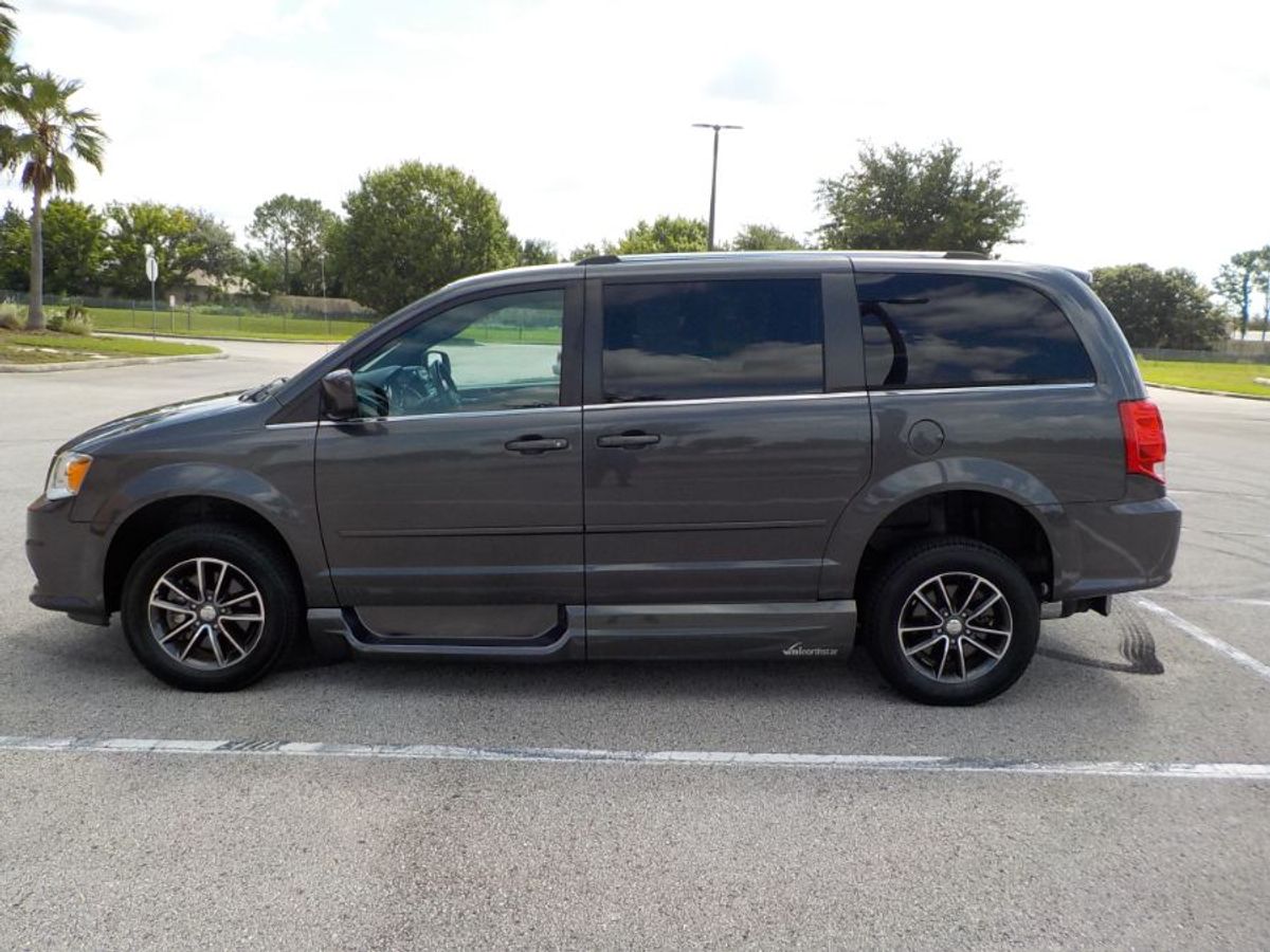 Grey Dodge Grand Caravan image number 3
