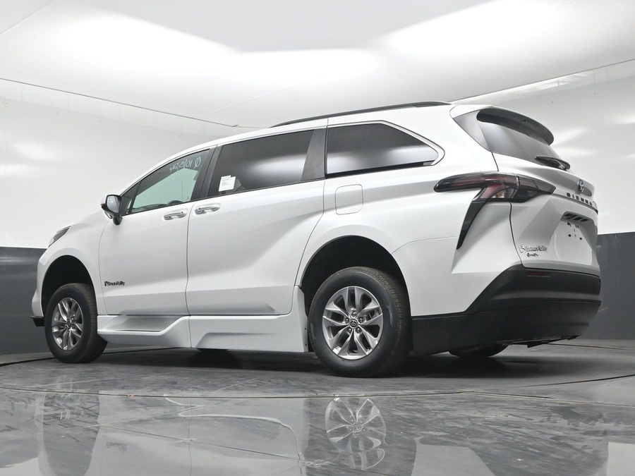 New 2026 Toyota Sienna Hybrid XLE Base - BraunAbility Side Entry Fold Out Automatic Ramp