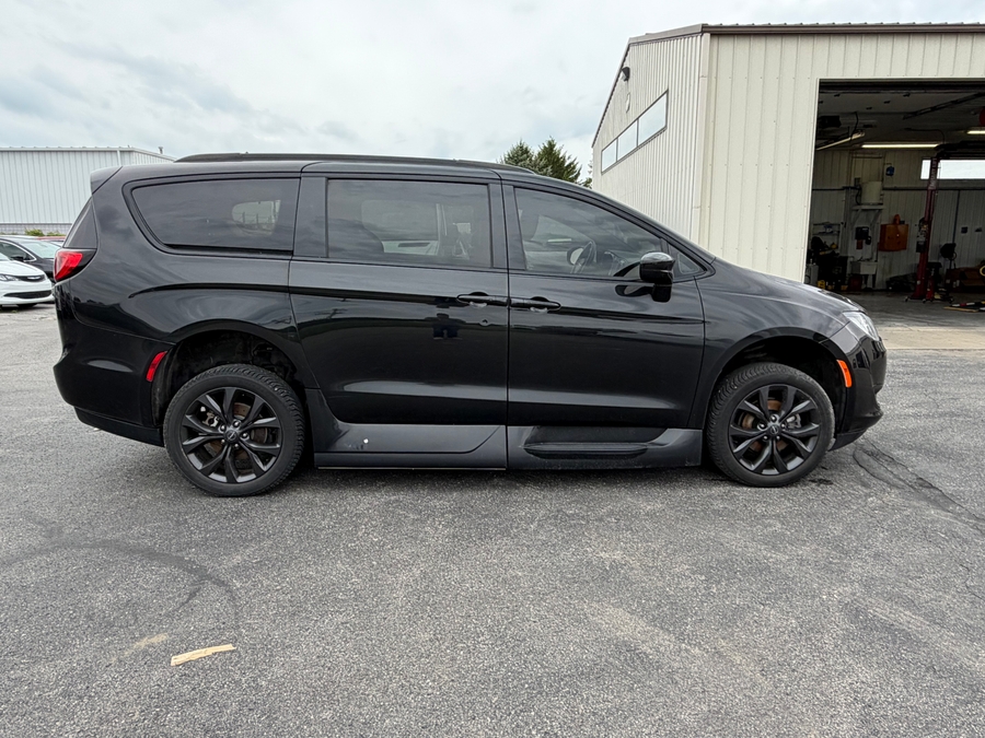 Black Chrysler Pacifica image number 10