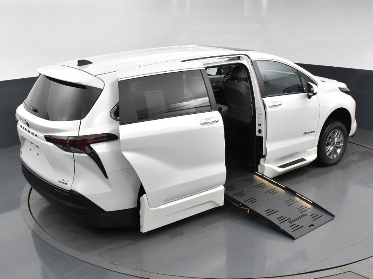 White Toyota Sienna image number 16