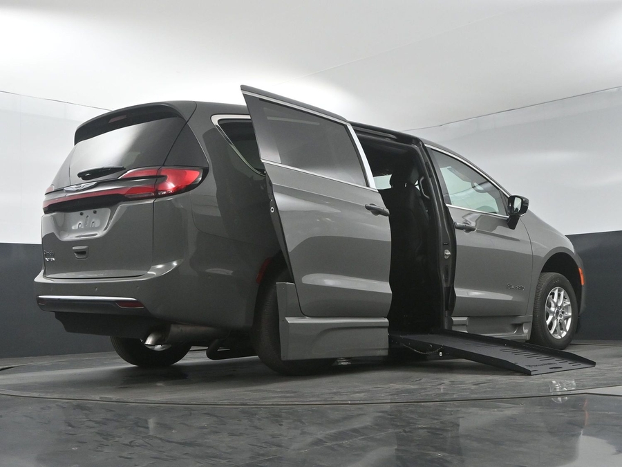 New 2025 Chrysler Pacifica Select Safety - BraunAbility Side Entry Entry Fold Out Automatic Ramp