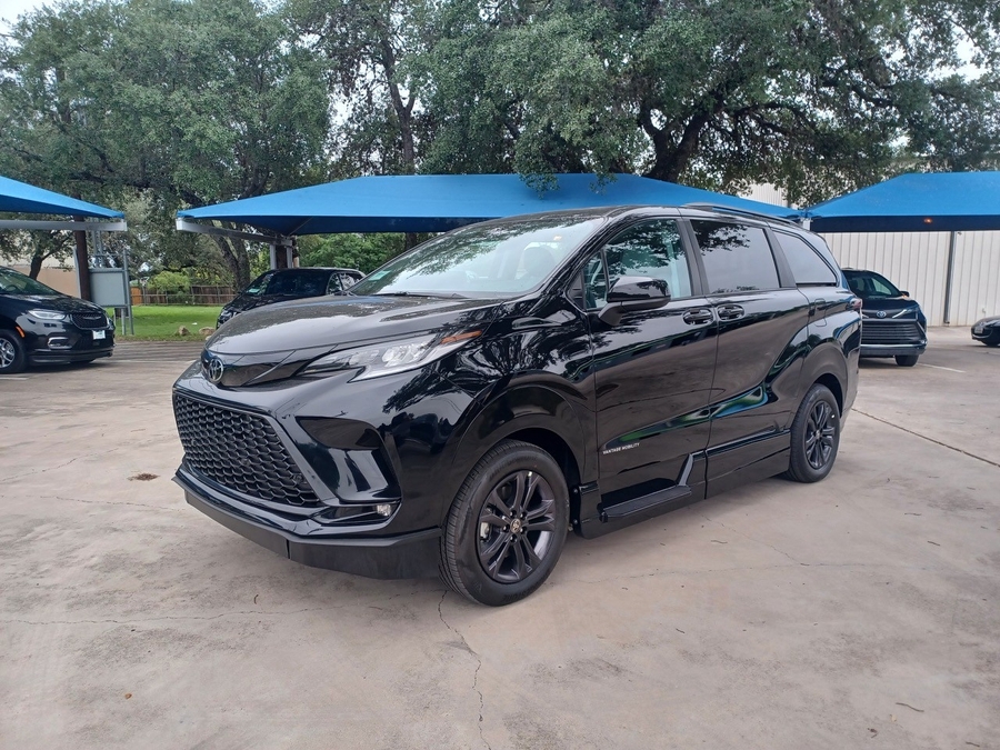 Black Toyota Sienna image number 6