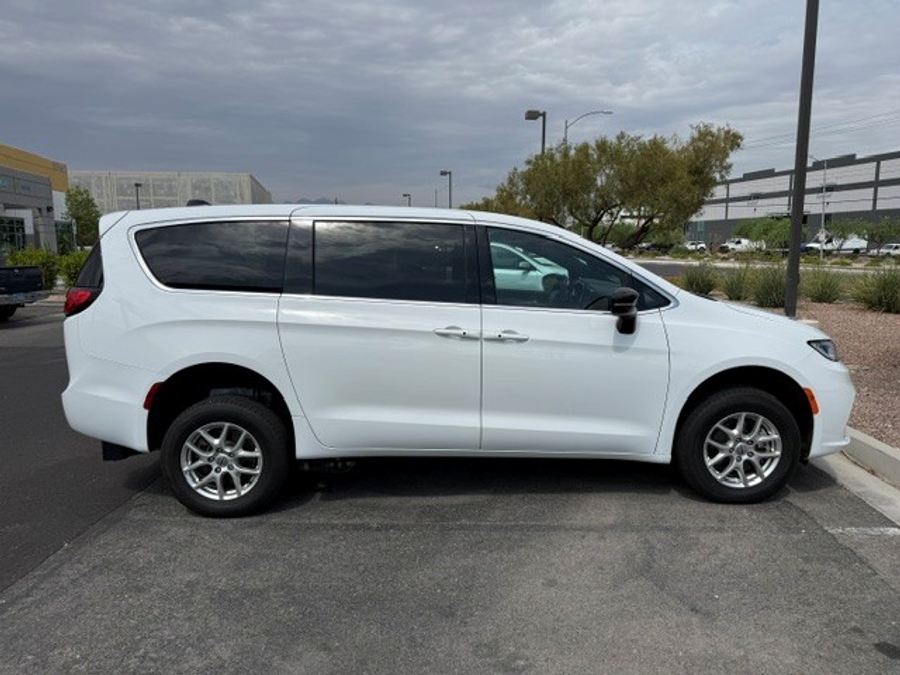 White Chrysler Pacifica image number 5