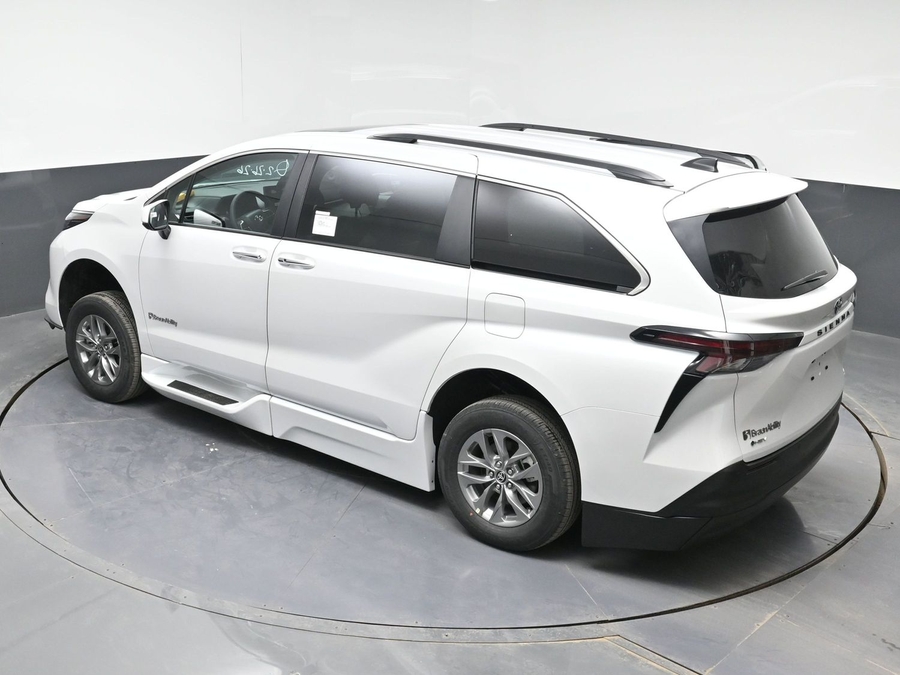 New 2026 Toyota Sienna Hybrid XLE Add - BraunAbility Side Entry Entry Fold Out Automatic Ramp