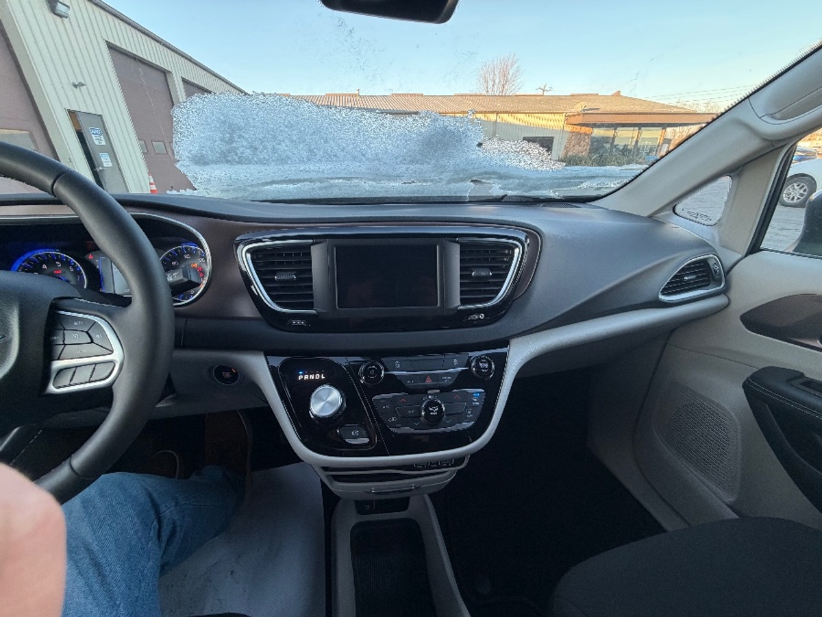 2024 CHRYSLER VOYAGER - Image 18