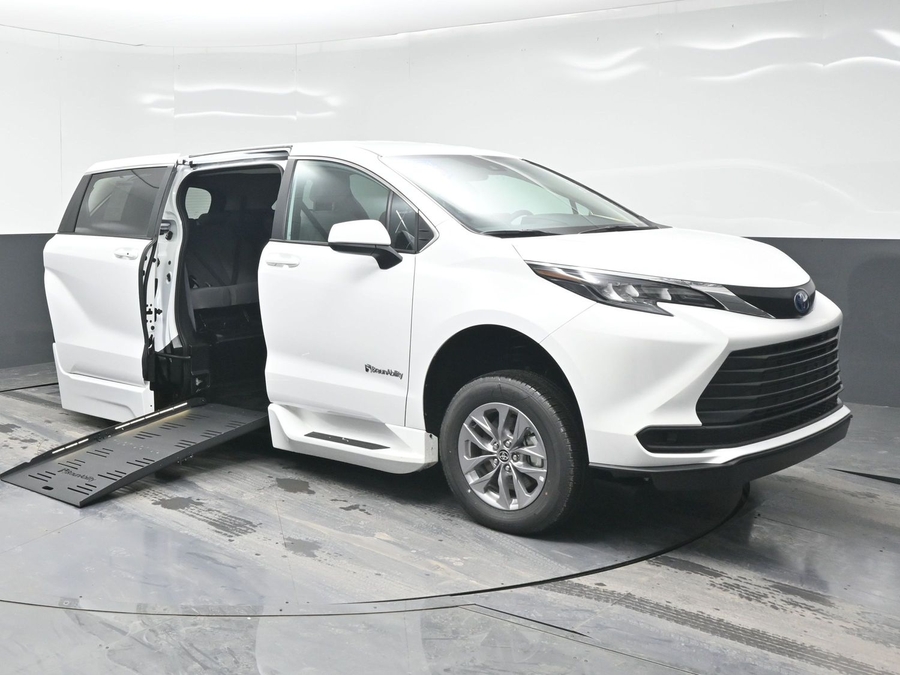 2025 Toyota Sienna LE's photo