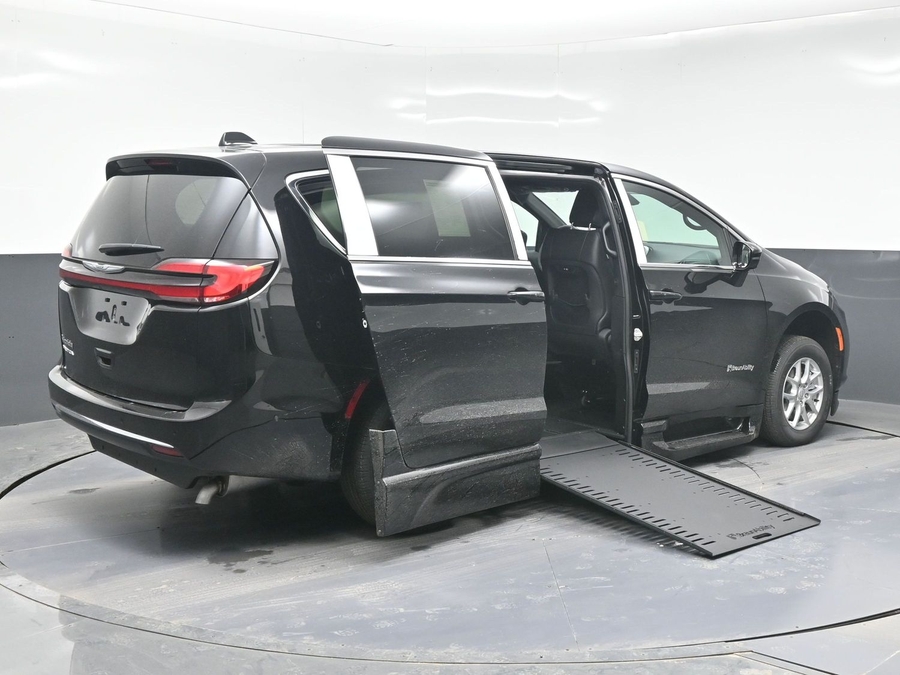 Black Chrysler Pacifica image number 4