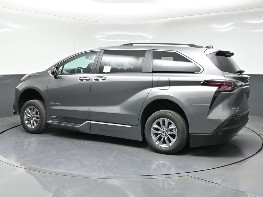 New 2026 Toyota Sienna Hybrid XLE Base - BraunAbility Side Entry Fold Out Automatic Ramp