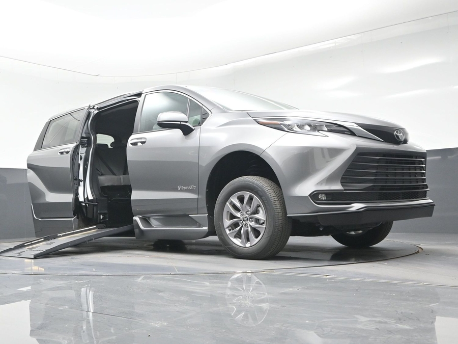New 2026 Toyota Sienna Hybrid XLE Base - BraunAbility Side Entry Entry Fold Out Automatic Ramp