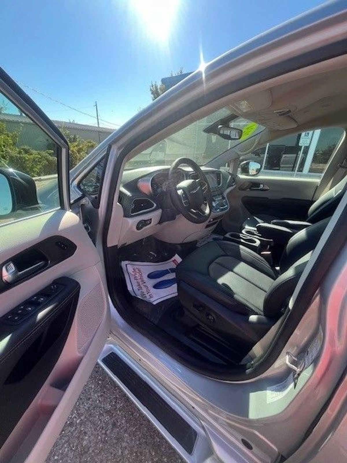 Silver Chrysler Pacifica image number 10