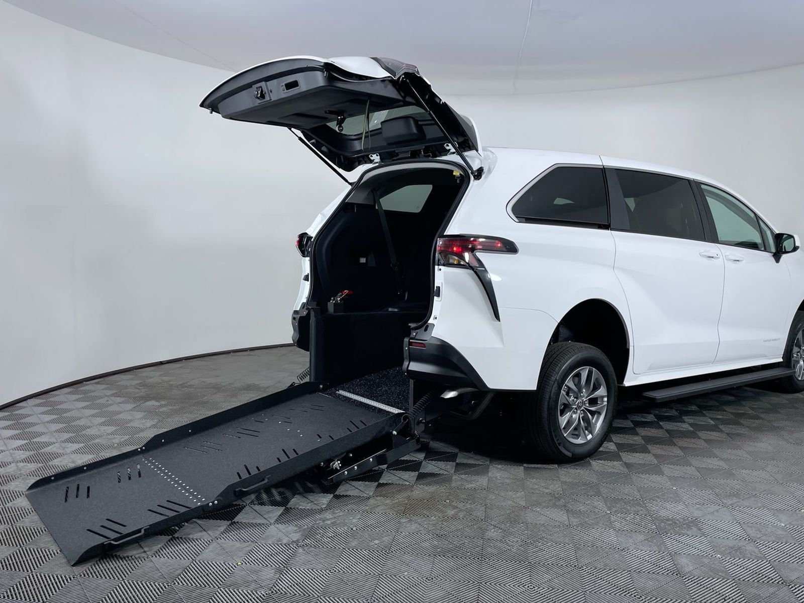 2025 Toyota Sienna FWD LE ST