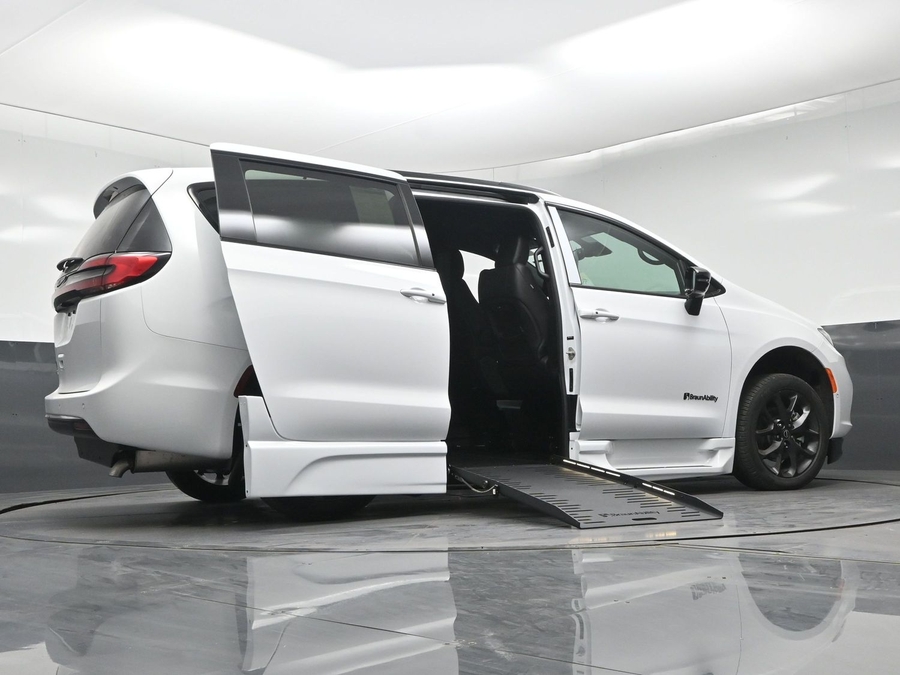 New 2026 Chrysler Pacifica Select Sport - BraunAbility Side Entry Fold Out Automatic Ramp