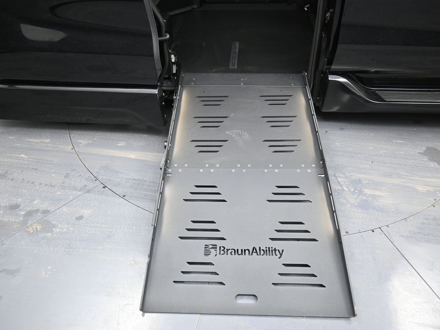 New 2025 Toyota Sienna Hybrid XLE Base - BraunAbility Side Entry Entry Fold Out Automatic Ramp
