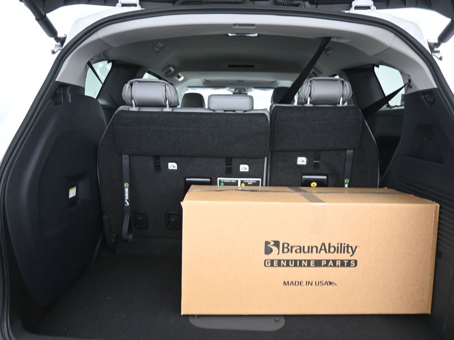 White Toyota Sienna image number 13