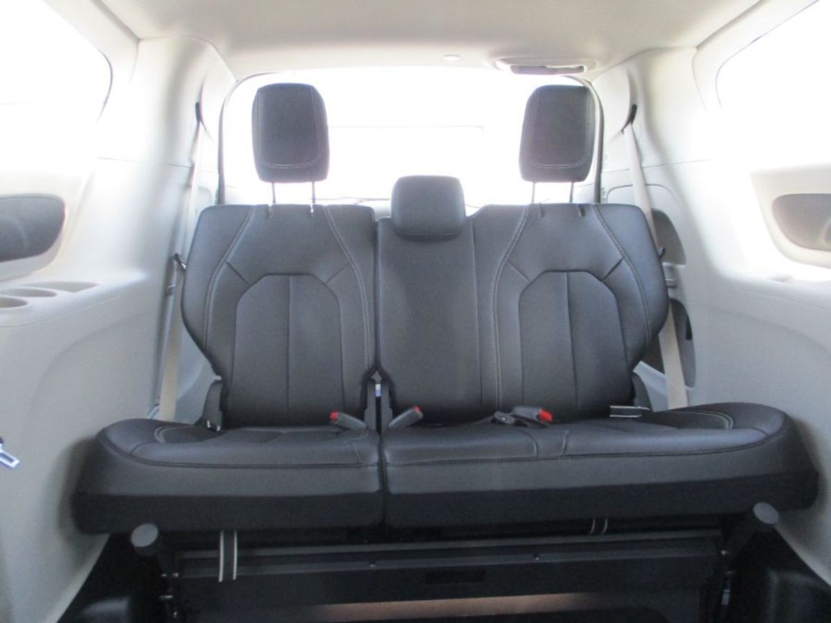 Silver Chrysler Pacifica image number 15